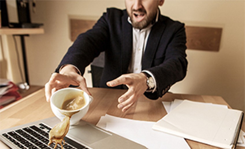 Privathaftpflicht – Mann verschüttet Kaffee auf Laptop