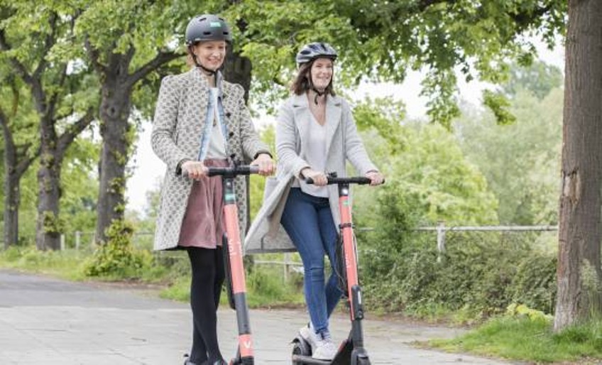 Ratgeber Elektrokleinstfahrzeuge - Zwei Frauen fahren E-Scooter